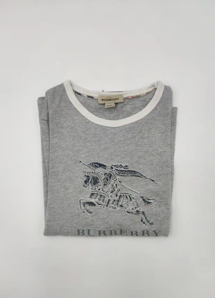 Grijze Burberry t-shirt met mouwen, marque: Burberry, état: Très bon état, taille: 8 ans / 128 cm, 29,00 €, 31,15 € Protection acheteurs incluse