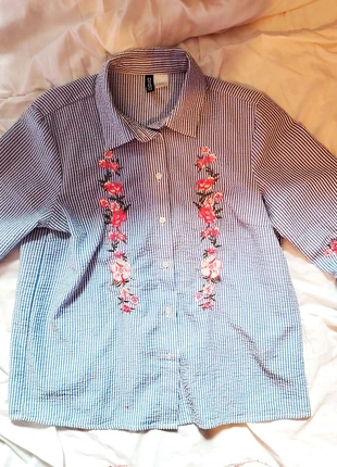 Chemise fleurie a rayures bleu et blanche manches a volant divided 36, marque: H&M Divided, état: Très bon état, taille: S / 36 / 8, 4,00 €, 4,90 € Protection acheteurs incluse