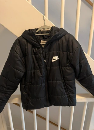 Nike winterjas, merk: Nike, staat: Heel goed, maat: XS / 34 / 6, € 25,00, € 26,95 inclusief Kopersbescherming