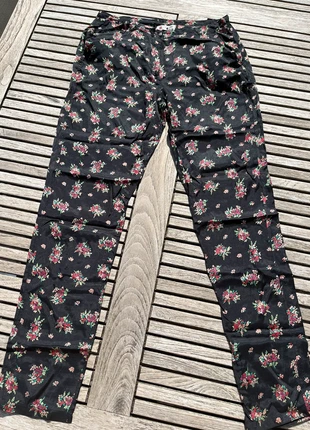 Pantalon noir fleuri American Outfitters taille 36 neuf jamais porté, merk: american outfitters, staat: Nieuw zonder prijskaartje, maat: S / 36 / 8, € 15,00, € 16,45 inclusief Kopersbescherming