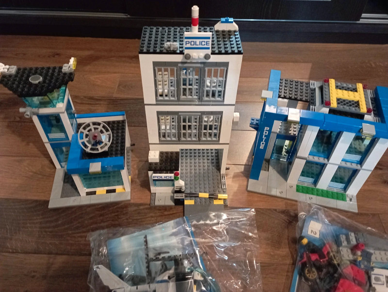 Lego City - 60047 - Jeu De Construction - Le Commissariat De Police :  : Jeux et Jouets