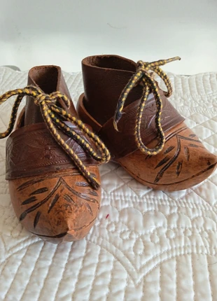 Sabots anciens d'enfant sculptés en bois et cuir, marke: art populaire, zustand: Sehr gut, 25,00 €, 26,95 € inklusive Vinted-Käuferschutz