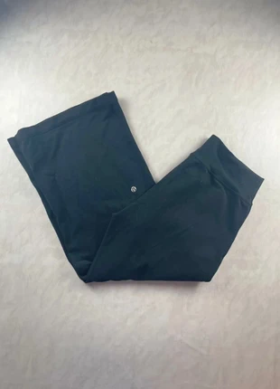 Legging Lululemon Modèle Groove Pattes d'Éléphant 22", Noir, Taille 8 - 580, marke: Lululemon, zustand: Sehr gut, größe: S / 36 / 8, 22,00 €, 23,80 € beinhaltet Vinted-Käuferschutz Pro