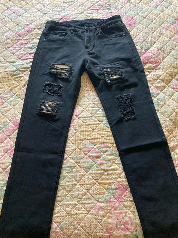 jeans strappati neri con toppe bianche