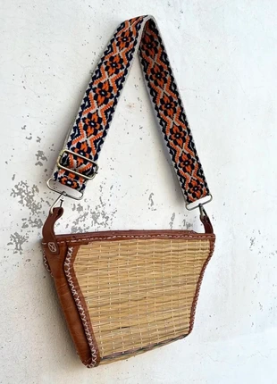 Wicker straw rattan basket bag with removable ornament strap, marque: Local, état: Neuf sans étiquette, 12,00 €, 13,30 € Protection acheteurs incluse
