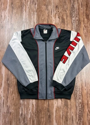 Veste de jogging nike vintage années 90 logo brodé et détail brodé sur manche noir | Taille S, marque: Nike, état: Très bon état, taille: S, 32,00 €, 34,30 € Protection acheteurs incluse