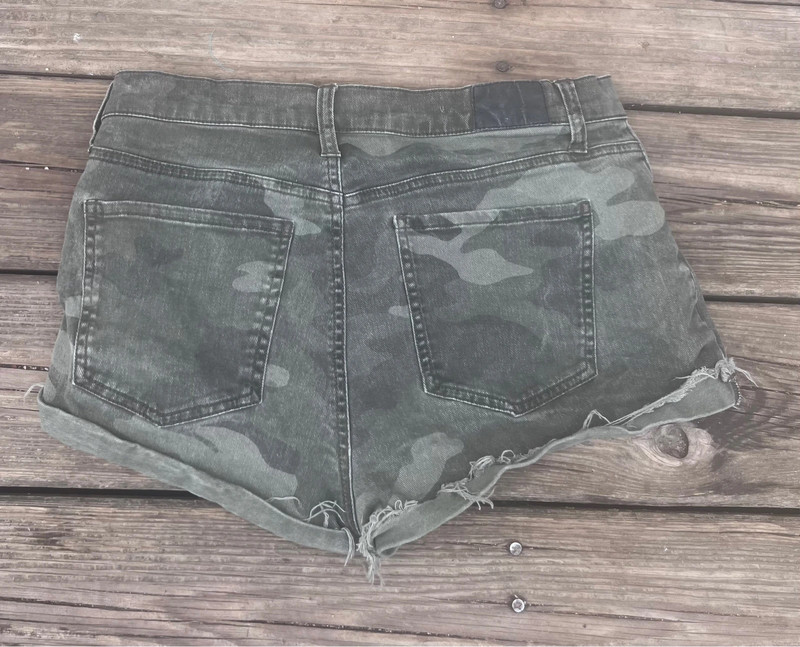 Aeropostale cheeky short shorts camouflage women’s 8 2