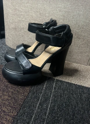 Zwarte Platform Sandalen met Blokhak, marque: Platform, état: Très bon état, taille: 38, 10,00 €, 11,20 € Protection acheteurs incluse