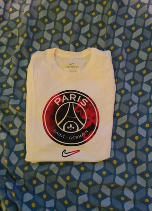 T-shirt Nike x Psg creast tee white, marque: Nike, état: Neuf avec étiquette, taille: M, 12,00 €, 13,30 € Protection acheteurs incluse