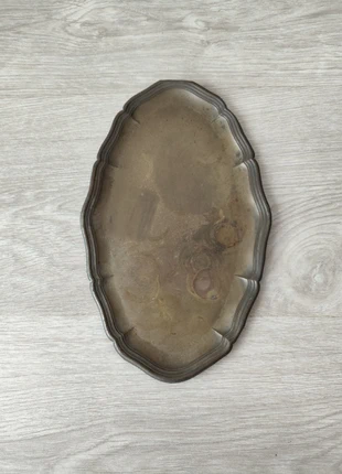 Bandeja Pequena Antiga em Metal – Estilo Clássico Decorativo, condizioni: Discrete, €3.00, €3.85 include la Protezione acquisti