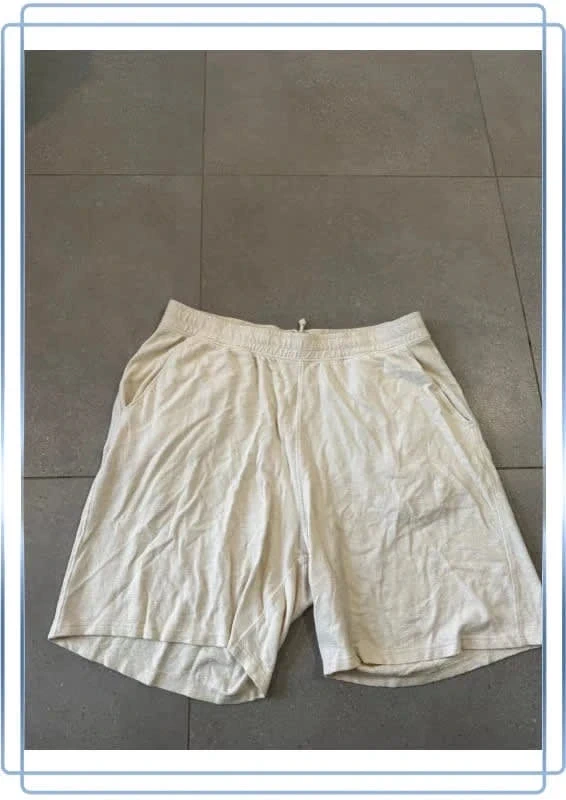 Short crème Weekday taille XL, bon état mais une toute petite trace à l'avant