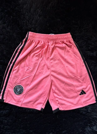 Pantaloncini calcio Inter Miami, brand: adidas, condizioni: Nuovo senza cartellino, taglia: M, €14.00, €15.40 include la Protezione acquisti