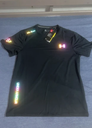 T-shirt Under Armour Homme – Édition Spéciale Logo Holographique, marque: Under Armour, état: Neuf avec étiquette, taille: XL, 15,00 €, 16,45 € Protection acheteurs incluse