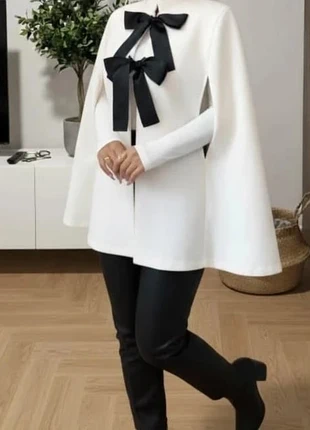 Cape blanche à nœuds noirs – Élégance parisienne haute couture Taille S, marque: Noir d’Élite Paris, état: Très bon état, taille: S / 36 / 8, 39,90 €, 42,60 € Protection acheteurs (Pro) incluse