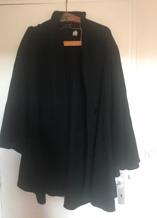Cape noire taille unique 90% laine made in Italy, staat: Heel goed, maat: Universele maat, € 60,00, € 63,70 inclusief Kopersbescherming
