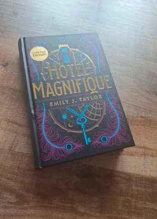 Hotel Magnifique - Emily J. Taylor Limited edition, staat: Heel goed, € 20,00, € 21,70 inclusief Kopersbescherming