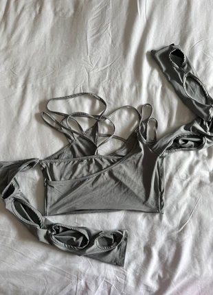 Top gris style techno à ficelles et trous – taille M, zustand: Sehr gut, größe: M / 38 / 10, 8,00 €, 9,10 € inklusive Vinted-Käuferschutz