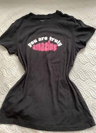 Basic T-Shirt mit Aufdruck, marke: Primark, zustand: Neu, mit Etikett, größe: XXS / 32 / 4, 2,00 €, 2,80 € inklusive Vinted-Käuferschutz