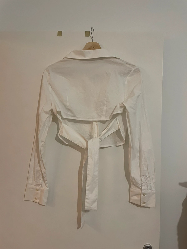 Chemise blanche courte ouverte dans le dos 1