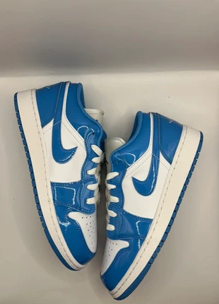 Air Jordan 1 Low SE GS Legend Blue - 38,5 - Neuve, marca: Nike, estado: Novo com etiquetas, tamanho: 38.5, €65.00, €68.95 inclui Proteção do Comprador