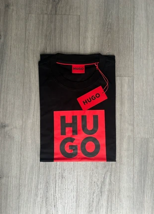 T-shirt Hugo noir et rouge, merk: Hugo, staat: Nieuw met prijskaartje, maat: M, € 30,00, € 32,20 inclusief Kopersbescherming