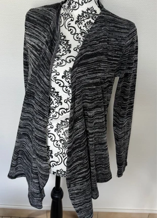 Long gilet gris et noir pour automne / hiver taille unique très jolie, marke: Aesthetic, zustand: Neu, größe: Einheitsgröße, 2,50 €, 3,33 € inklusive Vinted-Käuferschutz