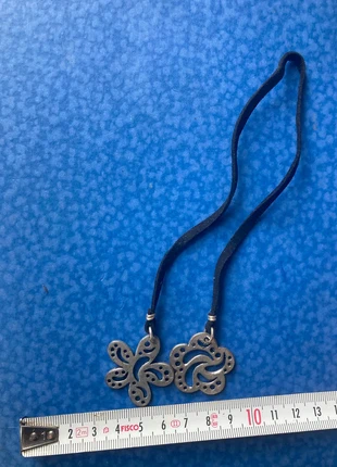 Pendentifs fleurs argenté, marque: Je ne sais plus, état: Neuf sans étiquette, 4,00 €, 4,90 € Protection acheteurs incluse