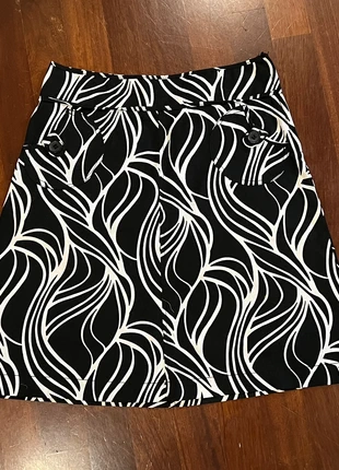 Gonna svasata Nera/Bianca H&M S/M-Jupe blanche et noire, brand: H&M, condizioni: Nuovo senza cartellino, taglia: S / IT 40 / EU 36, €8.50, €9.63 include la Protezione acquisti