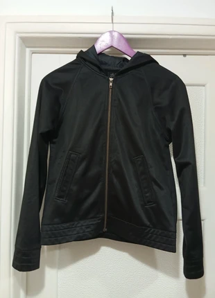 Casaco corta vento com capuz preto da Zara Basic, marca: Zara Basic, estado: Bueno, tamaño: L / 40 / 12, 3,00 €, 3,85 € Protección al comprador incluida