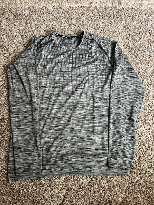 Men’s Nike Dri-Fit top. Large 1