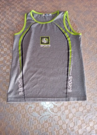 Camiseta deportiva original sin manchas URCHIN gris y verde (talla 10 años), merk: Urchin, staat: Heel goed, maat: 10 jaar / 140 cm, € 2,50, € 3,33 inclusief Kopersbescherming