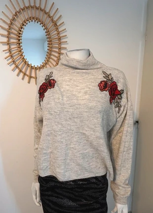 gris doux brodé de fleurs rouges – New Look – Taille M, marque: New Look, état: Très bon état, taille: M / 38 / 10, 12,50 €, 13,83 € Protection acheteurs incluse