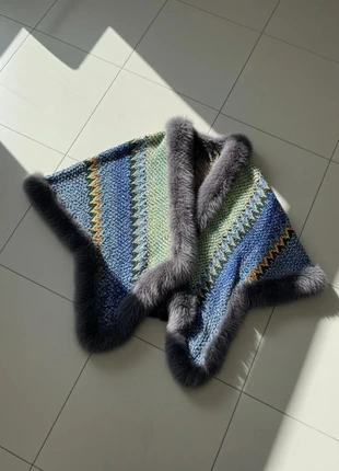 Cape Poncho Maille Chevron Multicolore Bordée Fausse Fourrure, marque: Vintage Dressing, état: Très bon état, taille: M / 38 / 10, 84,99 €, 89,94 € Protection acheteurs incluse