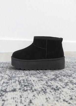 Paire de boots noires très tendance, taille 39, marque: Boutique Parisienne, état: Très bon état, taille: 39, 25,00 €, 26,95 € Protection acheteurs incluse