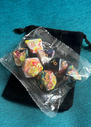 Set dadi D&D multicolore rosso giallo blu verde bianco oro, marca: D&D, estado: Novo com etiquetas, €6.00, €7.00 inclui Proteção do Comprador