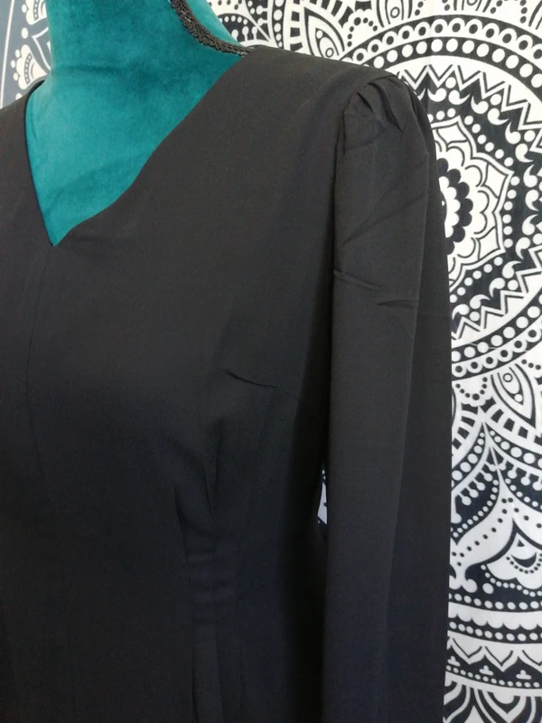 Robe noire cintrée à la taille manches longues col v / cherry paris / (M) - photo numéro 4