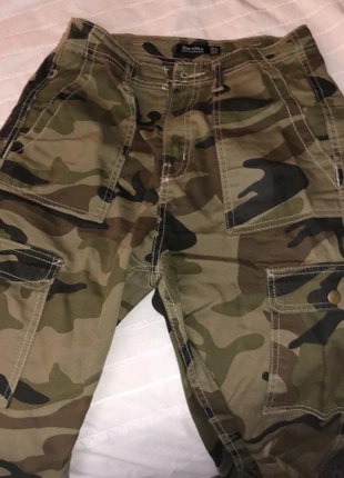 pantalon camo pull & bear , marque: Pull & Bear, état: Très bon état, taille: XS / 34 / 6, 10,00 €, 11,20 € Protection acheteurs incluse