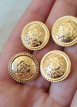 4 bottoni gioiello metallo dorato da 1,8 cm nuovi, brand: Bottoni gioiello vintage, condizioni: Nuovo senza cartellino, €3.00, €3.85 include la Protezione acquisti