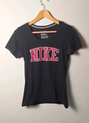 Tee shirt Nike slim fit 100% coton taille M noir et fuchsia, marque: Nike, état: Très bon état, taille: M / 38 / 10, 12,00 €, 13,30 € Protection acheteurs (Pro) incluse