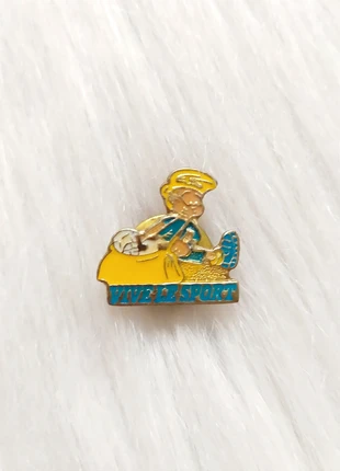 Pin’s vintage Vive le sport années 90 métal doré enfant sac jaune et bleu, brand: Vintage, condition: Very good, €3.50, €4.38 includes Buyer Protection