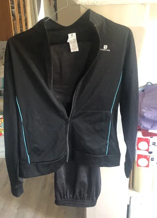 Ensemble Jogging noir fille , brand: Domyos, condizioni: Discrete, taglia: 14 anni / 164 cm, €1.00, €1.75 include la Protezione acquisti