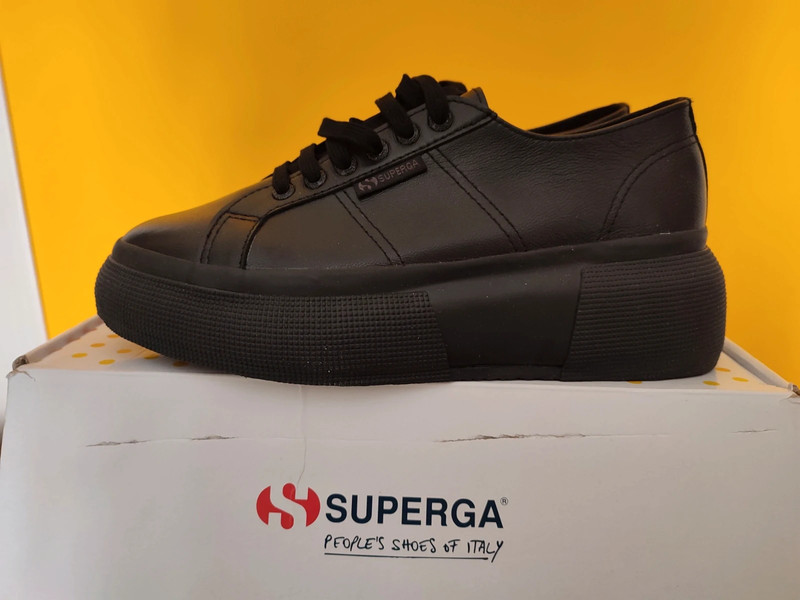 Superga nere hotsell in pelle