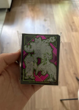 Shrouded Fables ETB sleeves, merk: Pokémon, staat: Nieuw met prijskaartje, € 2,50, € 3,33 inclusief Kopersbescherming