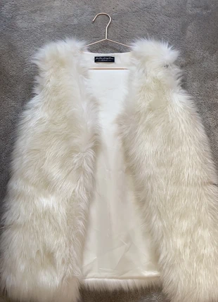 White fluffy gilet , brand: fia hui king Dian fashion, condition: Very good, size: S / UK 8-10, £7.00, £8.05 includes Buyer Protection