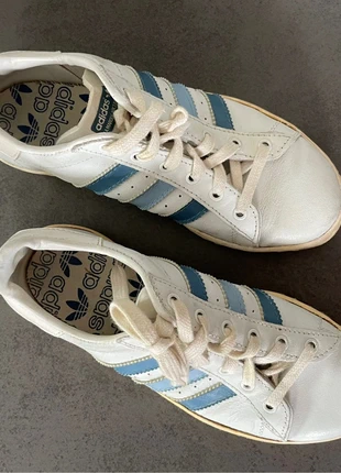 Baskets Vintage 80’s Adidas blanc et bleu, marke: adidas, zustand: Gut, größe: 37, 30,00 €, 32,20 € inklusive Vinted-Käuferschutz