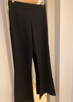 Zwarte broek. Bootcutmodel., merk: Jacqueline de Yong, staat: Goed, maat: M / 38 / 10, € 7,00, € 8,05 inclusief Kopersbescherming