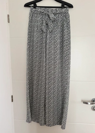 Pantalon fluide à fleurs In April 1986, brand: In April 1986, condition: Very good, size: S / 36 / 8, €11.00, €12.25 includes Buyer Protection