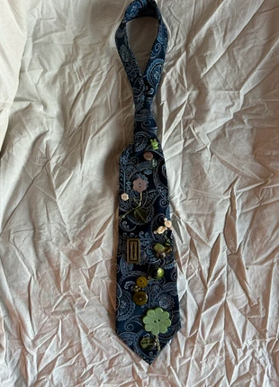 Zelfgemaakte das met knopen en kralen, merk: Unique, staat: Heel goed, € 20,00, € 21,70 inclusief Kopersbescherming