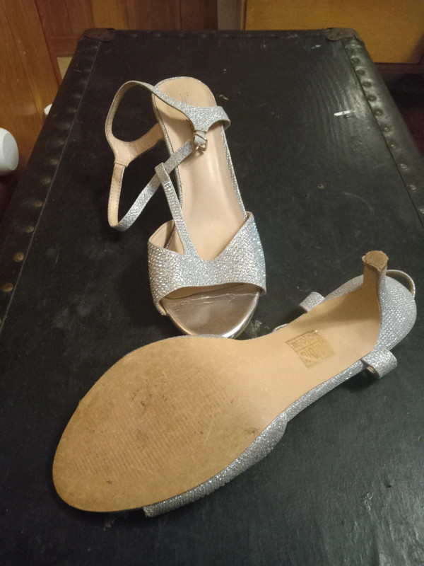 Womens heals size 10 2