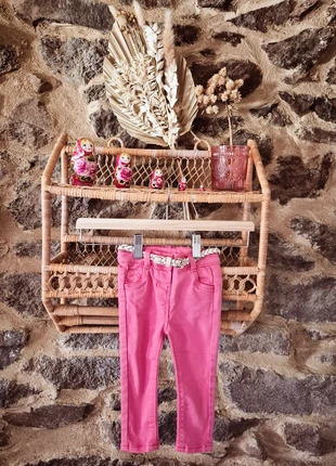 Jean rose avec ceinture pailletée, marca: TAO, estado: Muito bom, tamanho: 6-9 meses / 68 cm, €3.00, €3.85 inclui Proteção do Comprador